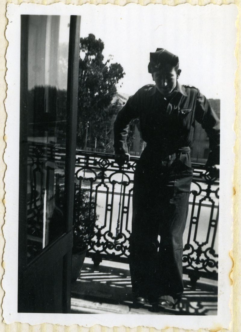 Miguel Galindo en un balcón en la base de Los Alcázares.
