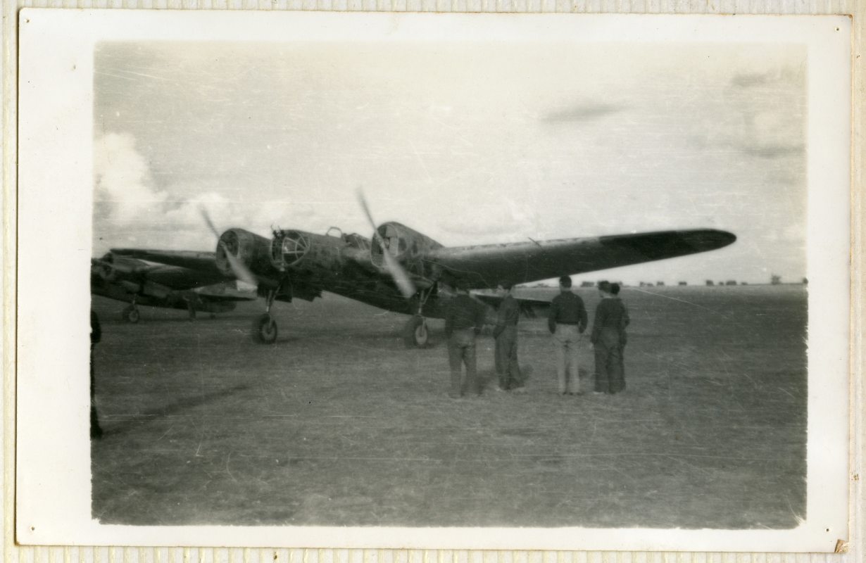 Pareja de Túpolev SB-2 Katiuska y personal de vuelo en la Base de Los Alcázares.