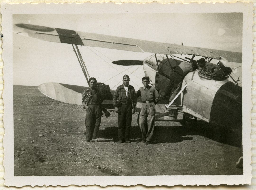 Miguel Galindo y compañeros junto a un Hawker Osprey, en la Base de Los Alcázares.