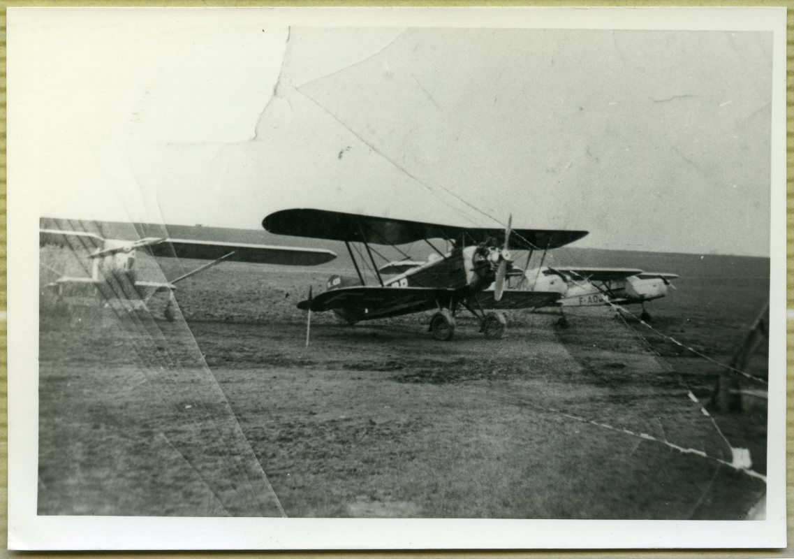 Aviones en formación en el aeródromo de Bourges (Francia).