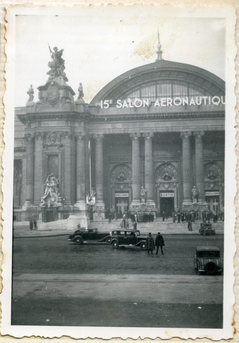 Fachada del Gran Palais de los Campos Elíseos, sede del XV Salón Internacional de la Aeronáutica, en París.