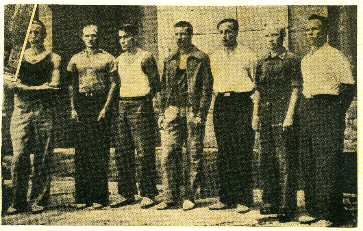 Grupo de aviadores rusos prisioneros en Salamanca.