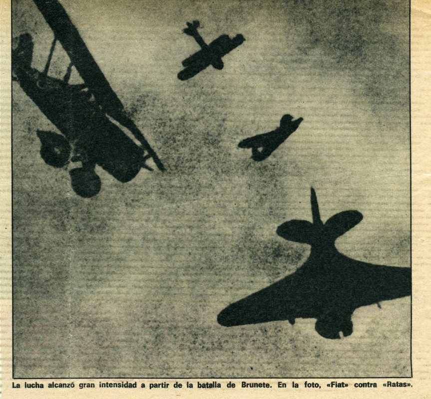Recorte de un periódico que muestra un combate entre aviones italianos Fiat y Polikarpov rusos.