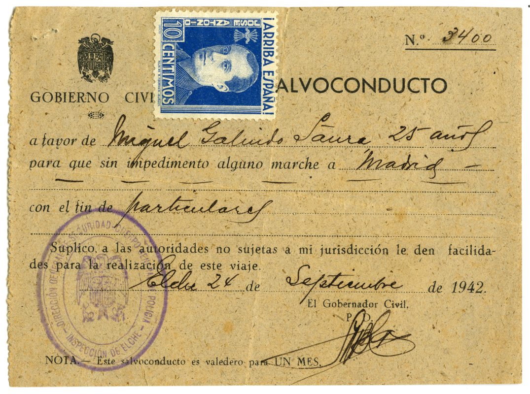 Salvoconducto para el desplazamiento de Miguel Galindo desde el campo de concentración de Elche a Madrid por asuntos particulares.