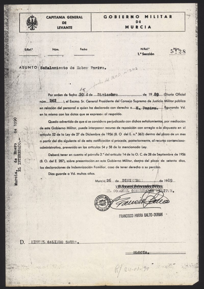 Fotocopia del oficio del Gobierno Militar de Murcia a Miguel Galindo informando de su derecho a cobrar pensión como coronel de Aviación.