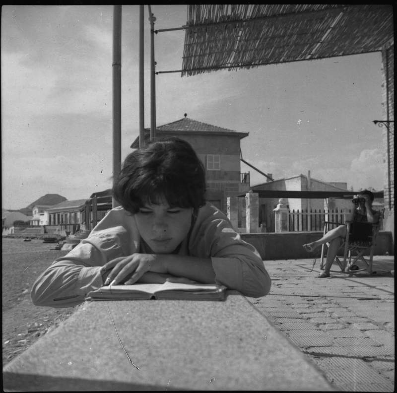 Ana María Blanco Inglés leyendo en el porche de la casa de veraneo, paseo de la Barra, Cabo de Palos.