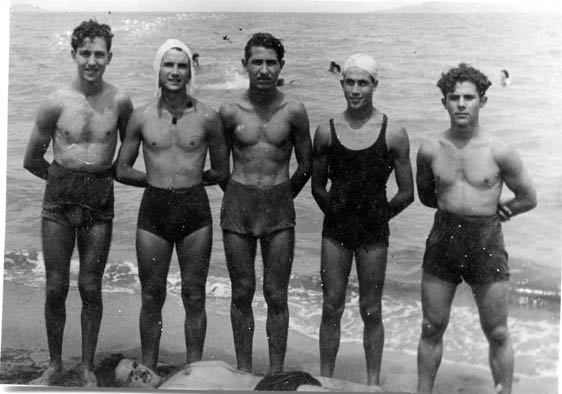 Justo Hernández Hernández y sus amigos en la playa de Los Nietos.