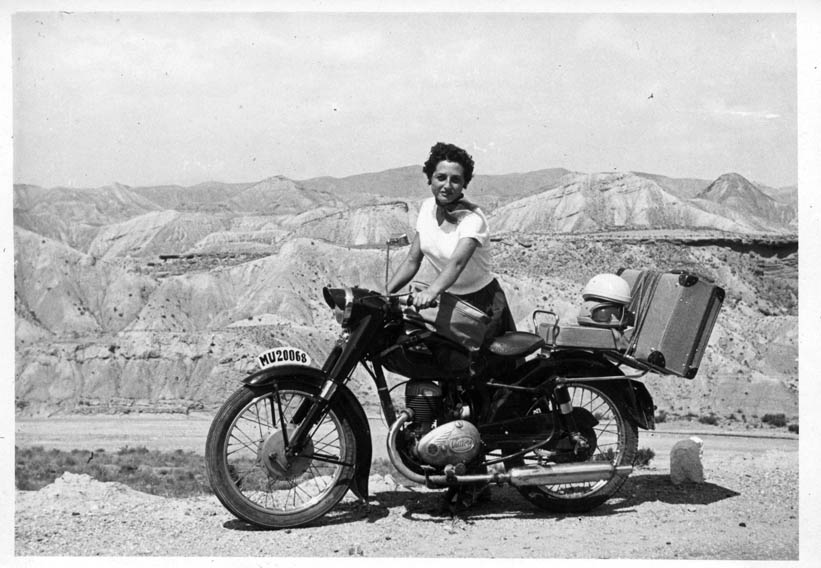 Josefina Sánchez Avilés disfrutando con su moto en un viaje por el sureste español.
