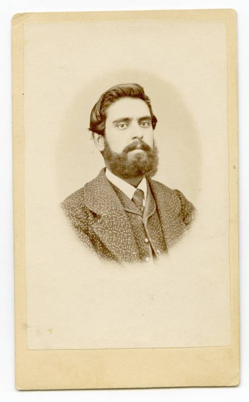 Retrato de primer plano de un hombre con barba