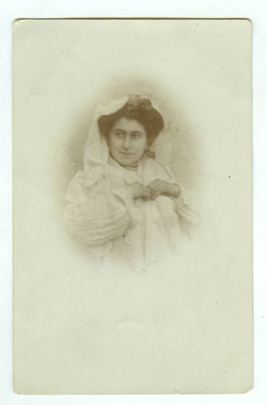 Retrato de Soledad Cutillas, cubierta con mantilla blanca