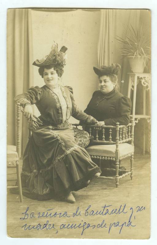 Retrato de estudio de la señora de Cantarell con su madre