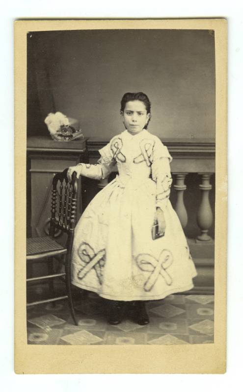 Retrato de niña con vestido blanco