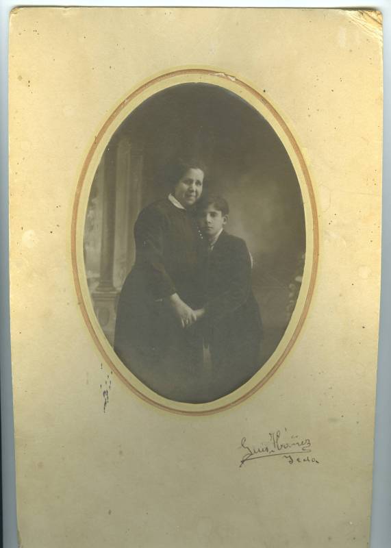 Retrato de Mercedes Amores de la Parra con su hijo Rogelio Martínez Amores