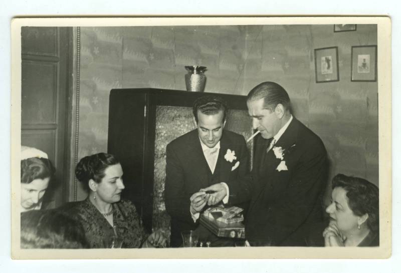 Los esposos de Amelia Roch y José Miguel Cutillas agasajando a los invitados a su boda