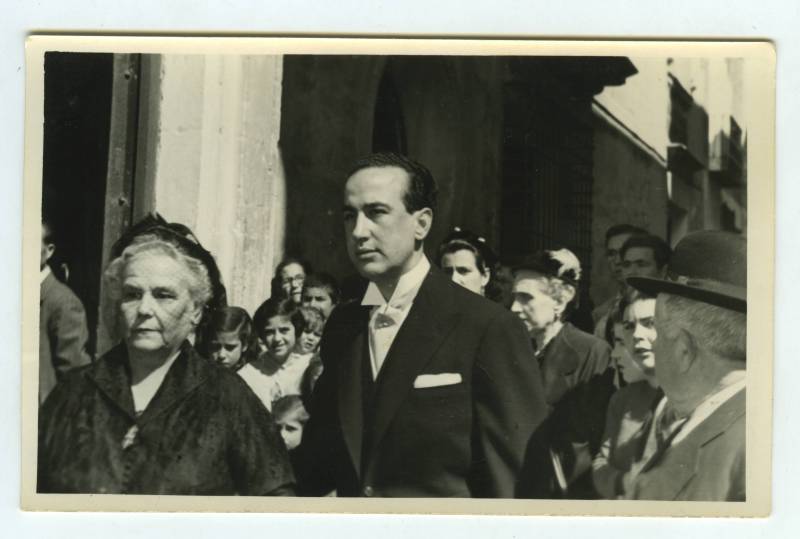 José Miguel Cutillas Bernal acudiendo, del brazo de su madre Sacramento Bernal, a la iglesia de Elche de la Sierra el día de su boda