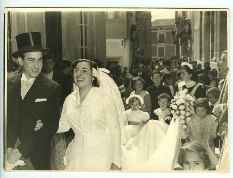 José Miguel Cutillas Bernal y su esposa María de Mora Roch, tras abandonar la iglesia de Elche de la Sierra el día de su boda