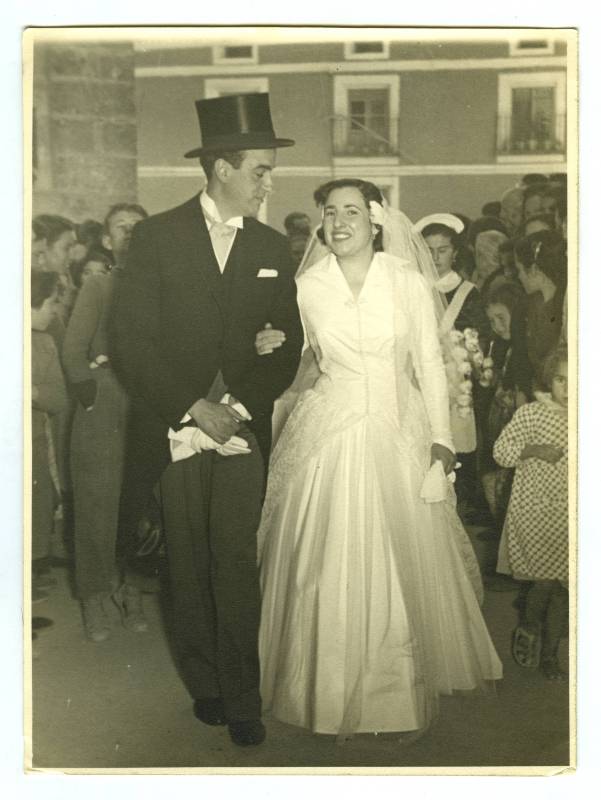 Los recién casados José Miguel Cutillas Bernal y María de Mora Roch saliendo de la iglesia de Elche de la Sierra