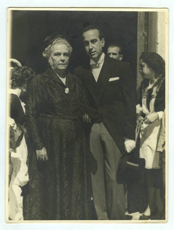 José Miguel Cutillas Bernal, junto a su madre Sacramento Bernal, a la entrada a la iglesia de Elche de la Sierra el día de su boda