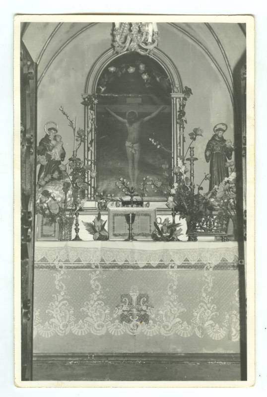 Imagen del altar de la capilla del panteón familiar de la familia Cutillas Bernal en el cementerio de Jumilla