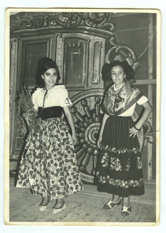 Retrato de las jóvenes Rosa María Cutillas de Mora y Eugenia Ibáñez Guardiola, ataviadas con traje regional, en una representación