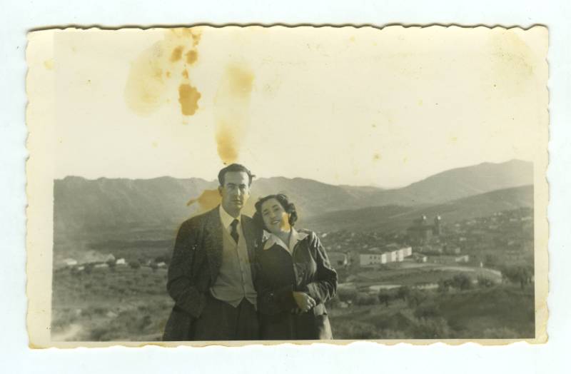 Retrato de José Miguel Cutillas Bernal y María de Mora Roch a las afueras de Elche de la Sierra