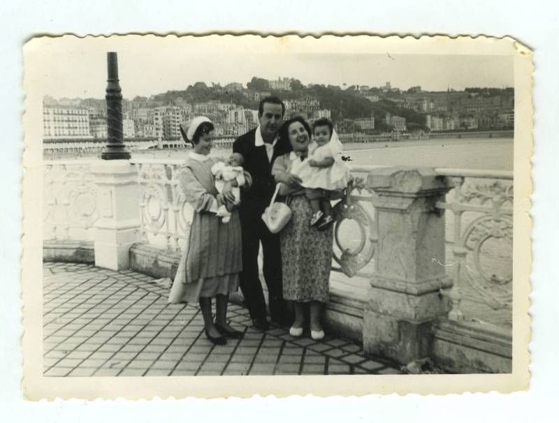 Retrato de José Miguel Cutillas y Maruja de Mora con sus hijos Rosa María y Juan Francisco y una criada en el paseo de la bahía de la Concha de San Sebastián