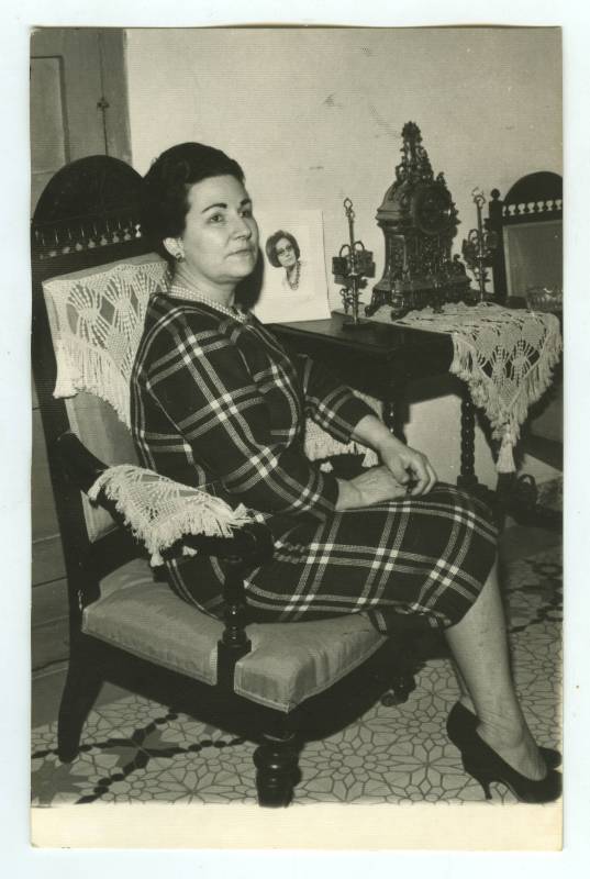 Retrato de Amelia Roch Melgares de Segura sentada en su casa de Jumilla