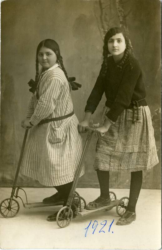 Retrato de Dolores Pérez de los Cobos y otra niña subidas en sendos patinetes
