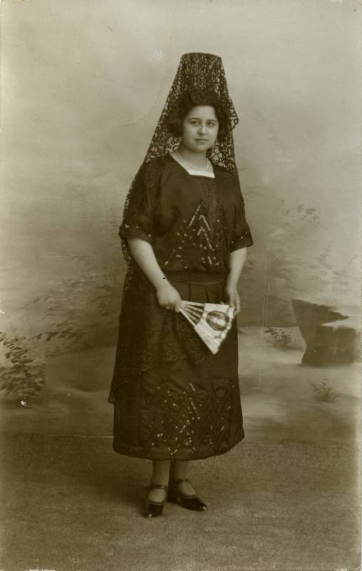 Retrato de Dolores Pérez de los Cobos con teja y mantilla