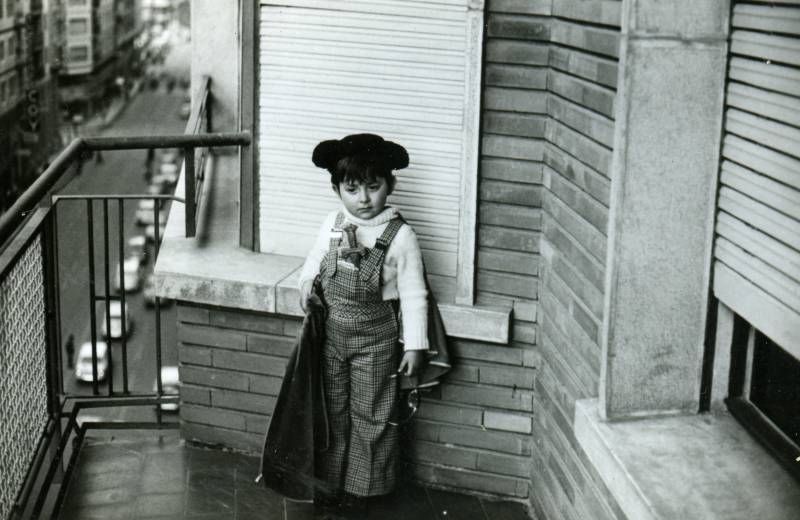 El niño José Manuel Barnuevo Calvo disfrazado de torero en el balcón de la casa de la Gran Vía, nº 4, de Murcia