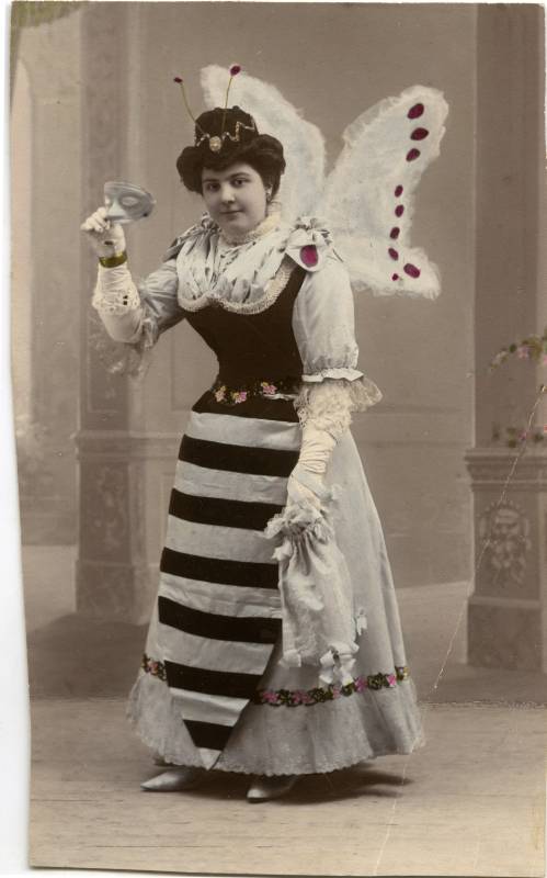 Retrato de Josefa Núñez-Córtes López de Haro ataviada con un disfraz de mariposa