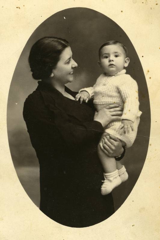 Retrato de Dolores Pérez de los Cóbos con su hijo Manuel Barnuevo Pérez de los Cobos en brazos