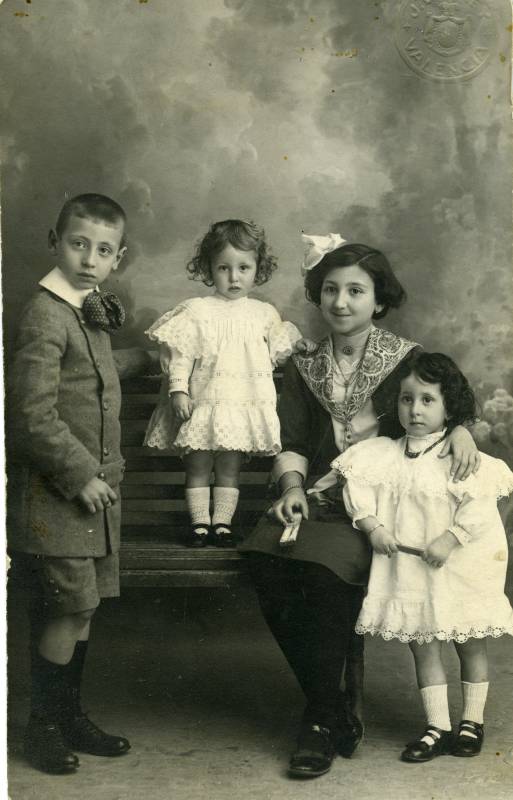 Retrato de estudio de cuatro niños.