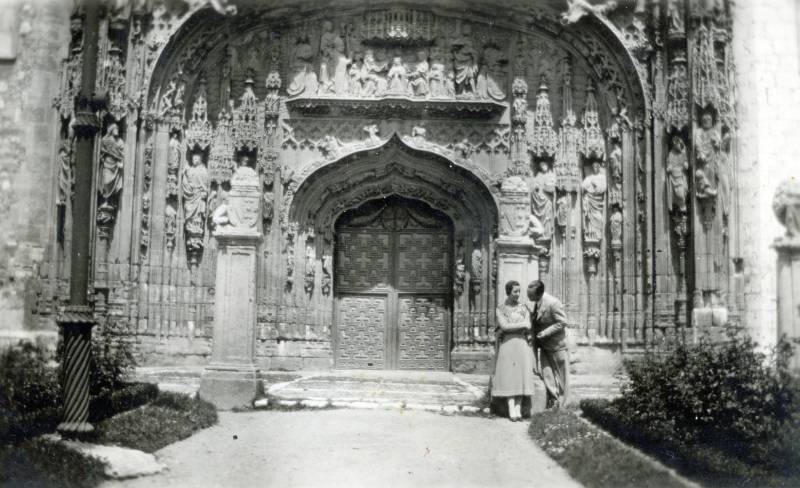Una pareja de jóvenes charla frente a la portada de la iglesia de San Gregorio de Valladolid
