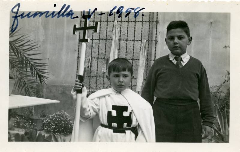 El niño Joaquín Pérez de los Cobos Peris vestido con la túnica de nazareno de la Cofradía de San Juan Apóstol