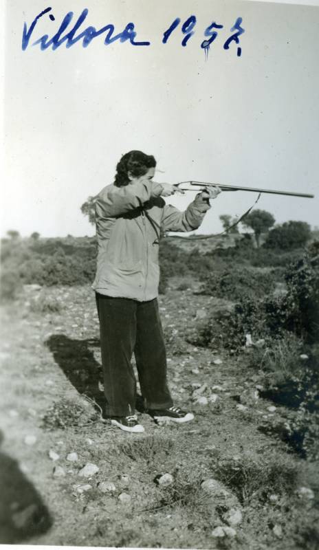 Carmela apuntando con su escopeta durante una cacería en la finca de Villora