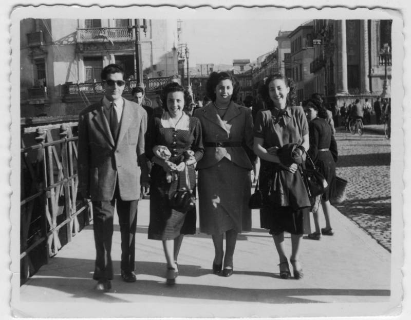 Los hermanos Tomás y Teresa Vicente Riquelme y Ana y Mercedes Vera Sánchez paseando por  el puente de los Peligros de Murcia