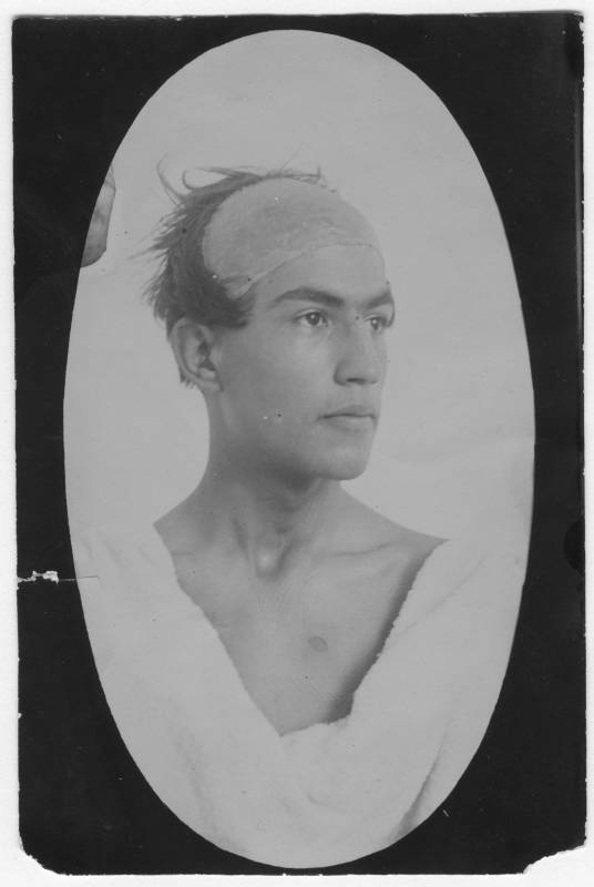 Retrato de primer plano de Baldomero Rodríguez, con una especie de cinta en la cabeza