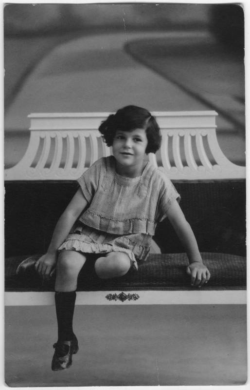 Retrato de estudio de la niña Encarnita García Rodríguez con cinco años