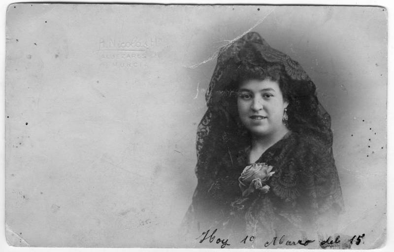 Retrato de Carmen Vera Sánchez ataviada con mantilla