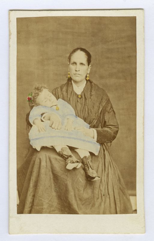 Retrato de una mujer con su hija muerta en brazos