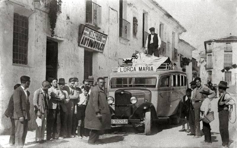 Autocar de la línea Lorca a María, de la compañía Gómez, en Vélez Rubio.