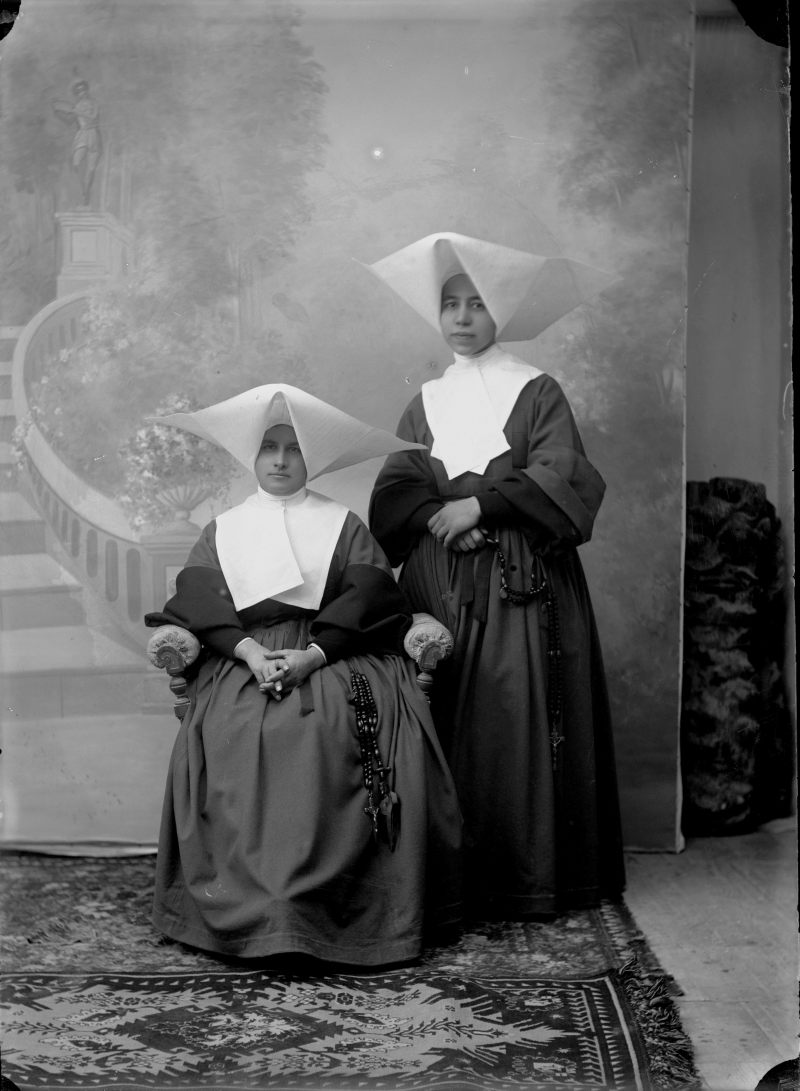 Retrato de dos monjas de la Orden de las Hijas de la Caridad de San Vicente de Paúl