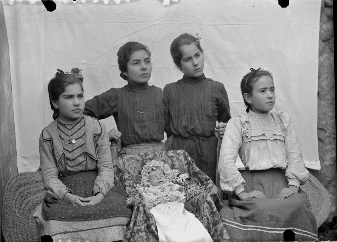 Retrato post mortem de un bebé acompañado por sus cuatro hermanas mayores