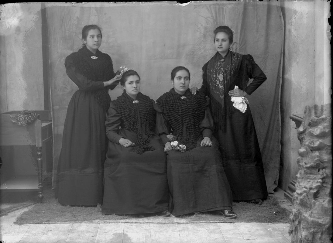 Retrato de un grupo familiar de mujeres jóvenes vestidas de luto