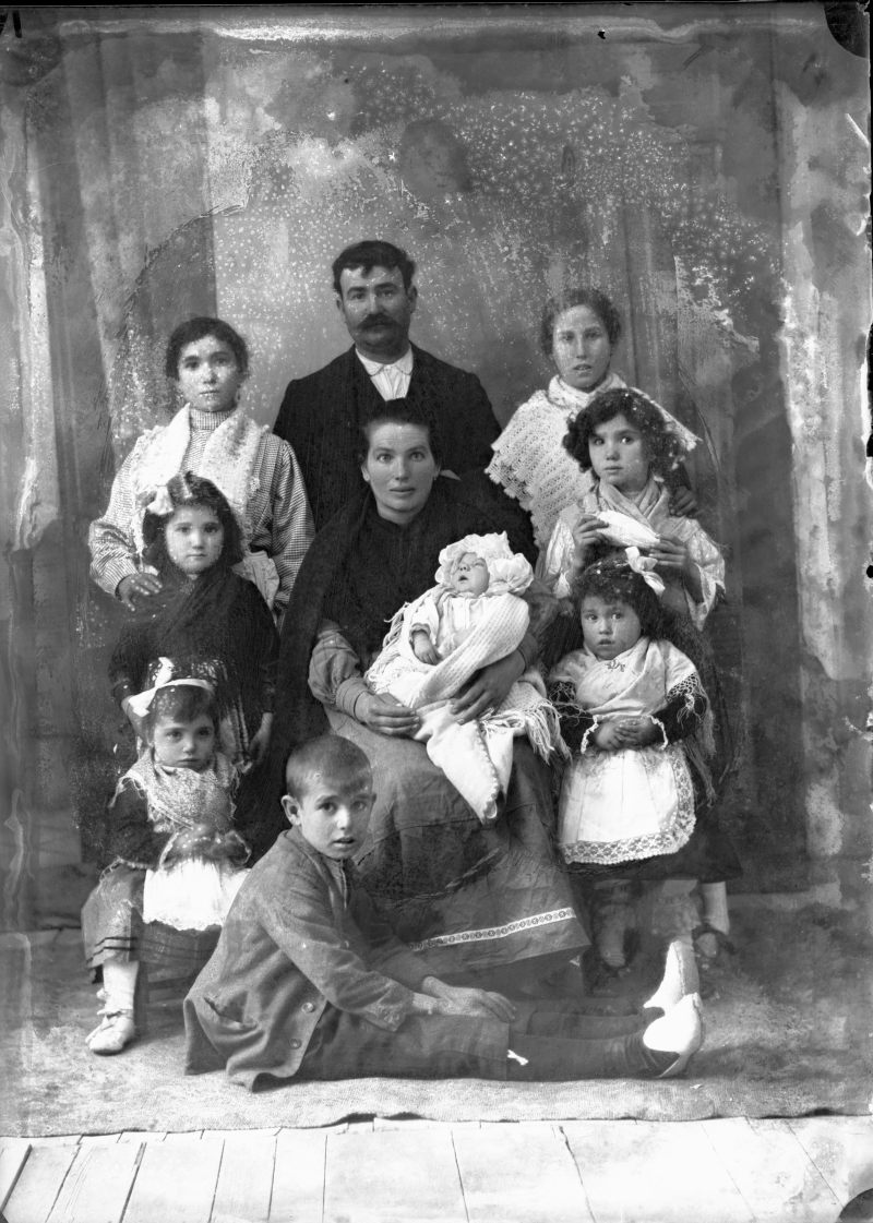 Retrato de estudio de un matrimonio con sus ocho hijos