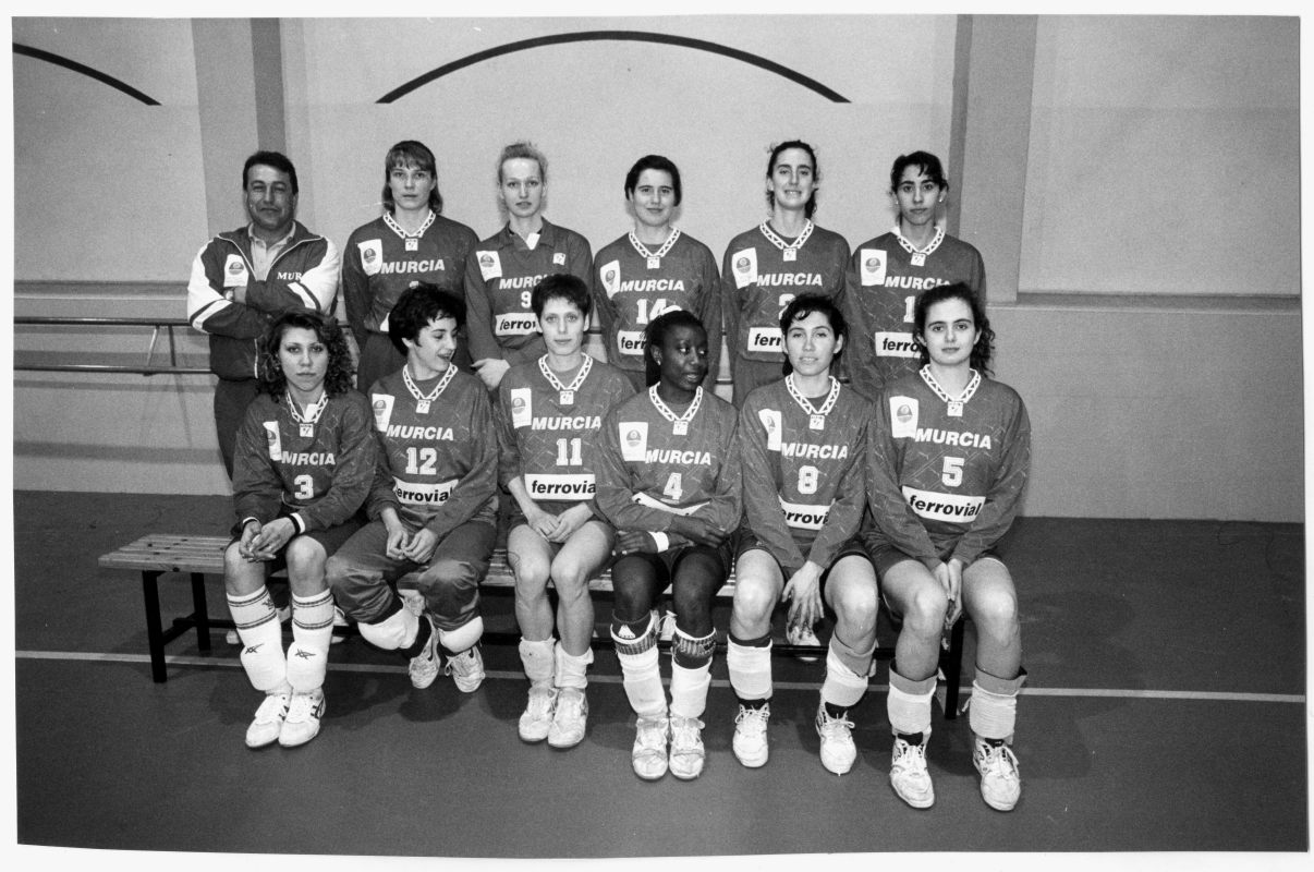 Plantilla del Club Voleibol Murcia, de la División de Honor femenina, vencedora de la temporada 1992-1993.