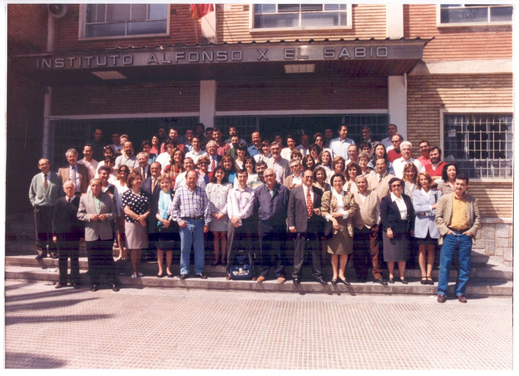 Claustro de profesores del Instituto posando en  las escaleras de acceso al centro (curso 1995-1996).