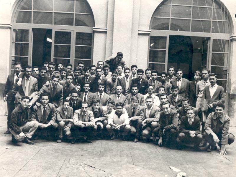 Grupo de alumnos del Instituto con Rafael Verdú Payá, director, posando en el patio hacia 1960