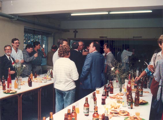 Asistentes al aperitivo celebrado tras la inauguración del curso escolar 1987-1988.